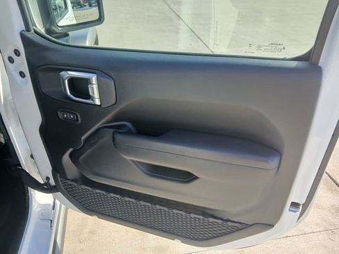 Used 2024 Jeep Gladiator Mojave AWD/4WD image 17