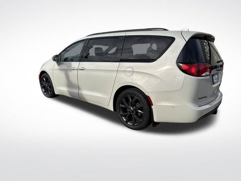 Used 2020 Chrysler Pacifica Touring-L Plus image 3