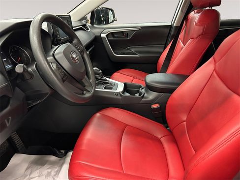 Used 2021 Toyota RAV4 LE image 9