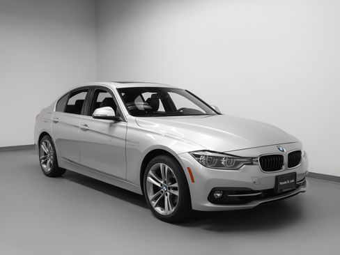 Used 2018 BMW 330i xDrive Sedan AWD/4WD image 10