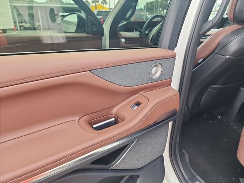 New 2026 Lincoln Navigator Reserve AWD/4WD image 17