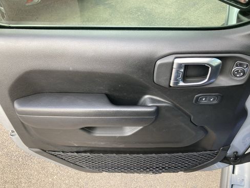 Used 2023 Jeep Gladiator Sport image 9