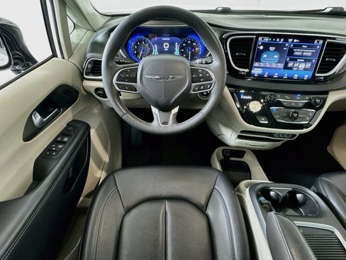 Used 2024 Chrysler Pacifica Touring-L FWD image 21