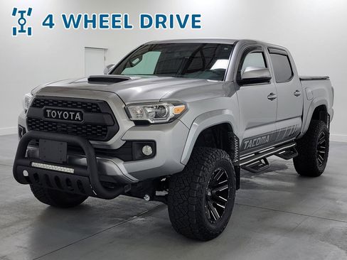Used 2018 Toyota Tacoma TRD Sport image 4