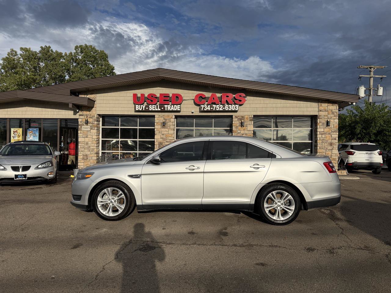 Used 2015 Ford Taurus SEL FWD image 2