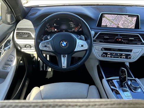 Used 2022 BMW 740i w/ M Sport Package image 5