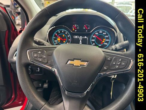 Used 2018 Chevrolet Cruze LT image 18
