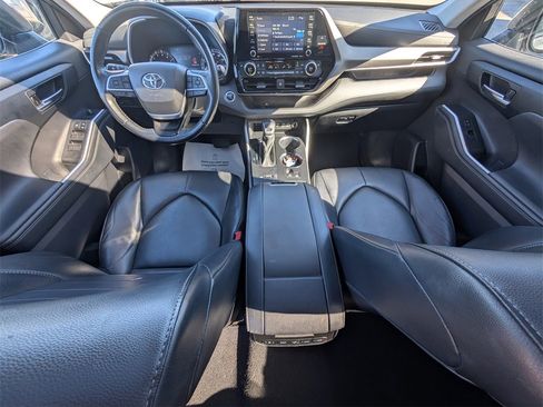 Used 2022 Toyota Highlander XLE image 25