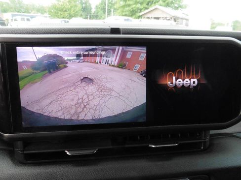 Used 2024 Jeep Wrangler Unlimited AWD/4WD image 3