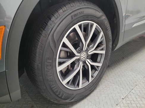 Used 2020 Volkswagen Tiguan SE w/ Panoramic Sunroof Package FWD image 31