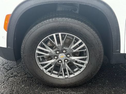 Used 2024 Chevrolet Traverse LT w/ Enhanced Driving Package FWD image 17