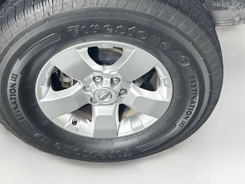 Used 2010 Nissan Frontier SE image 11