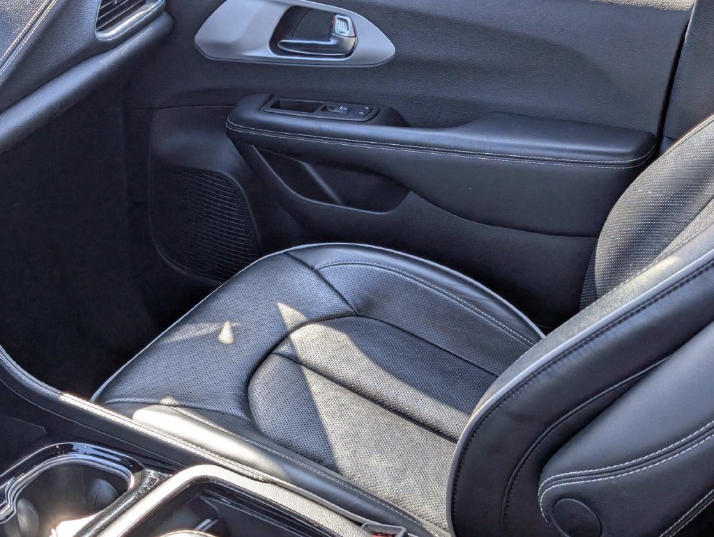 Used 2025 Chrysler Pacifica Limited FWD image 14