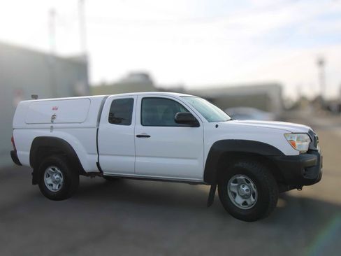 Used 2015 Toyota Tacoma PreRunner image 30