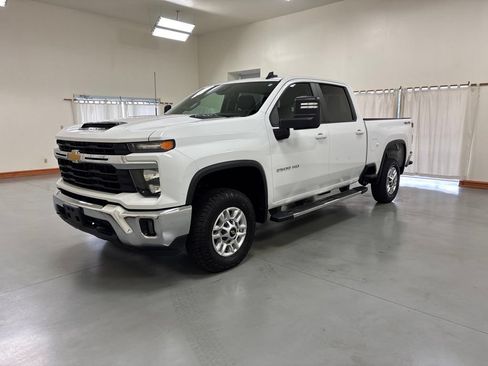 Used 2025 Chevrolet Silverado 2500 LT w/ Convenience Package AWD/4WD image 4