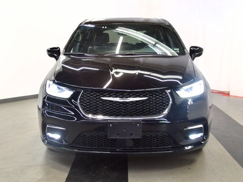 Used 2025 Chrysler Pacifica Select FWD image 3