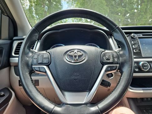 Used 2018 Toyota Highlander XLE AWD/4WD image 32