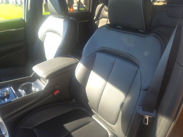 New 2027 Jeep Grand Cherokee Limited w/ Limited Altitude Package AWD/4WD image 9