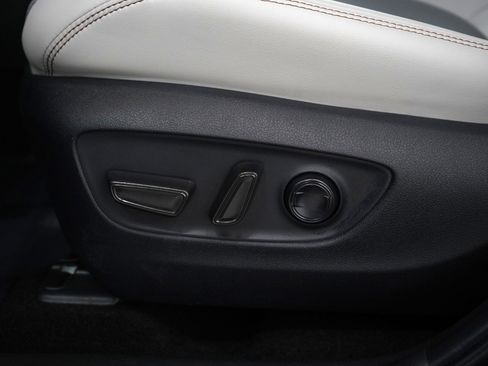 Used 2025 Toyota RAV4 Limited image 27