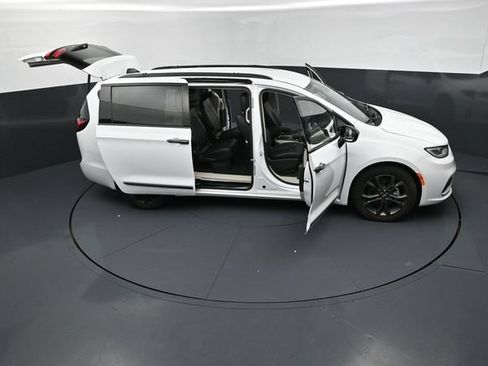 Used 2024 Chrysler Pacifica Touring-L w/ Road Tripper Package FWD image 27