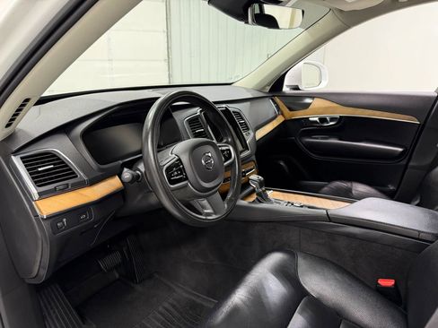 Used 2021 Volvo XC90 T6 Momentum w/ Climate Package AWD/4WD image 12