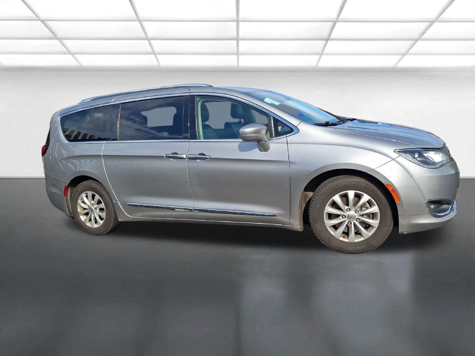 Used 2018 Chrysler Pacifica Touring-L FWD image 2