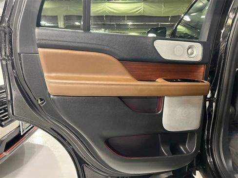 Used 2022 Lincoln Navigator Reserve image 21