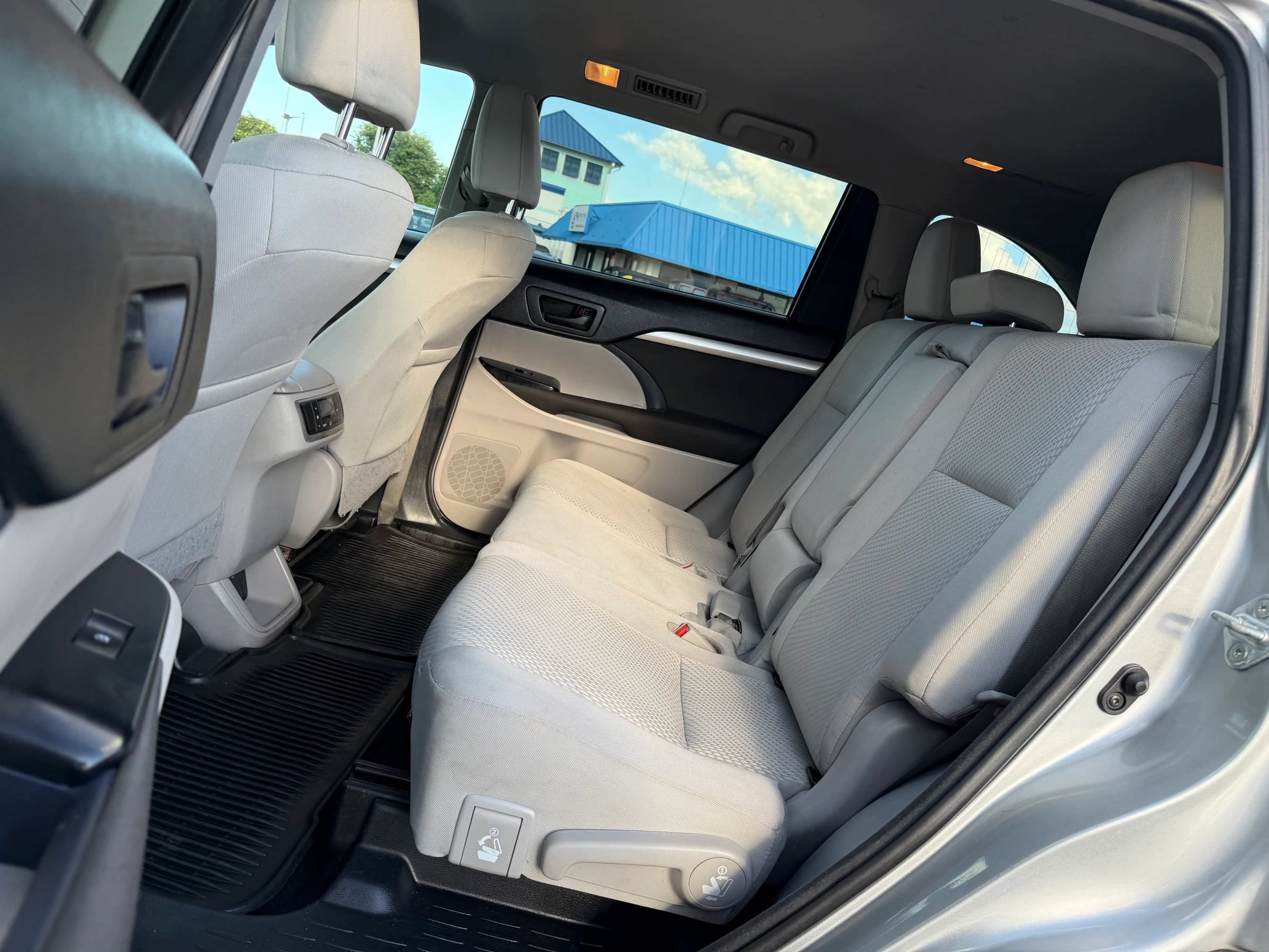 Used 2017 Toyota Highlander LE FWD image 13