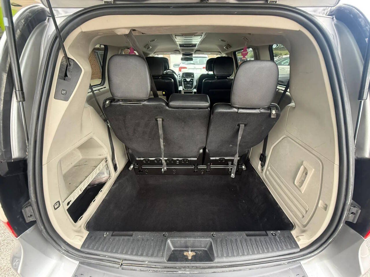 Used 2014 Chrysler Town & Country Touring w/ Trailer Tow Group FWD image 18