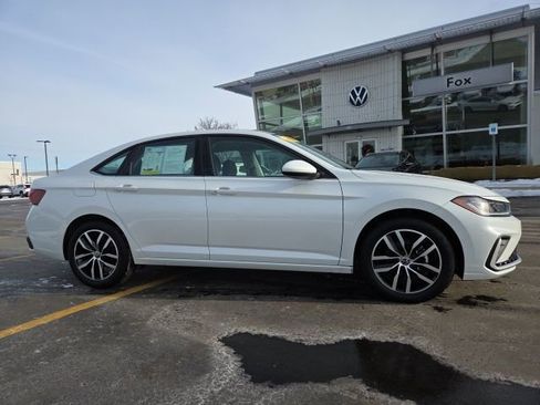 Used 2025 Volkswagen Jetta SE image 1