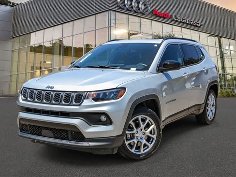 Used 2024 Jeep Compass Latitude w/ Sun and Sound Group AWD/4WD image 1