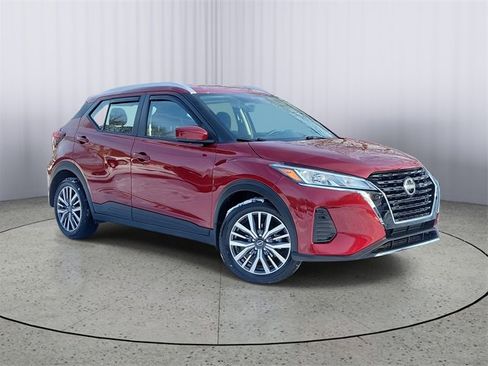 Used 2023 Nissan Kicks SV image 1