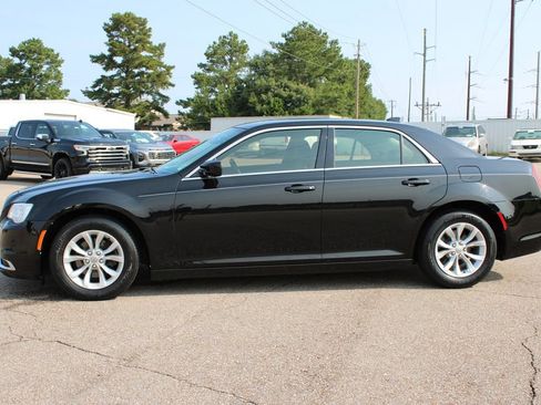 Used 2019 Chrysler 300 Touring RWD image 3