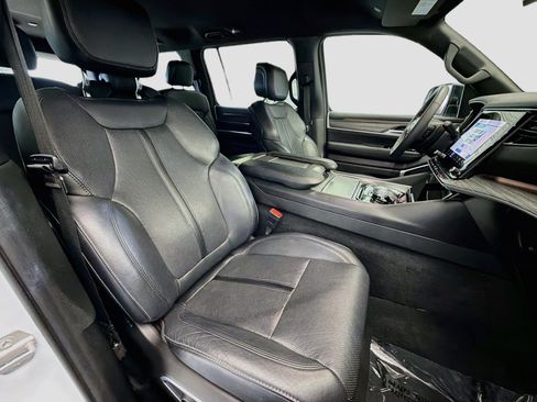 Used 2024 Jeep Wagoneer L Series II w/ Flexible Seating Group RWD image 21