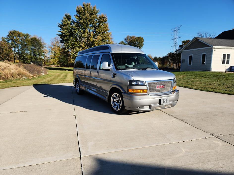 Used 2017 GMC Savana 2500 Extended RWD image 1