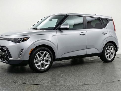 Used 2025 Kia Soul LX w/ LX Technology Package FWD image 2