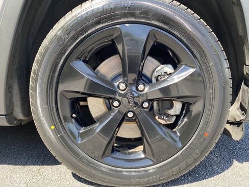 Used 2019 Jeep Cherokee Latitude Plus FWD image 13
