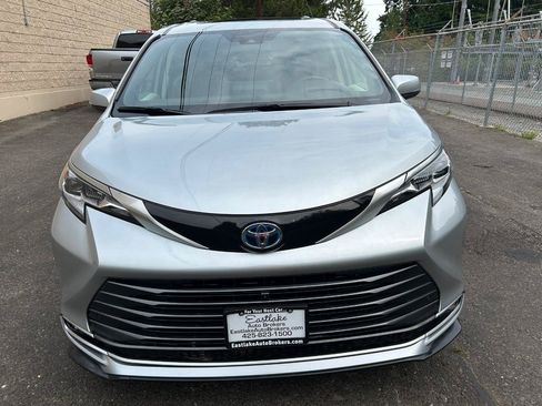 Used 2023 Toyota Sienna Platinum AWD/4WD image 2