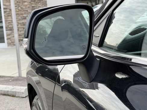 Used 2021 Toyota Highlander XLE image 11