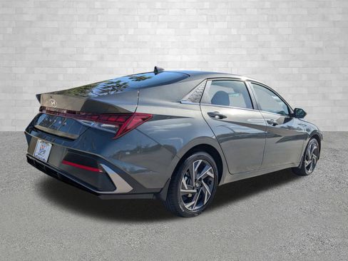 Certified 2025 Hyundai Elantra SEL image 2