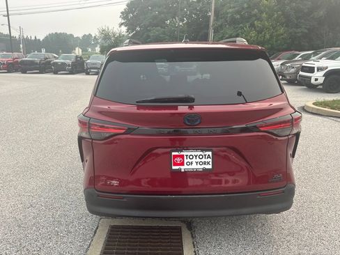 Used 2021 Toyota Sienna XLE FWD image 4