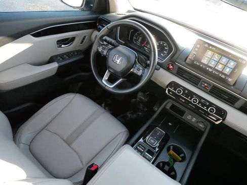 Used 2025 Honda Pilot EX-L image 9