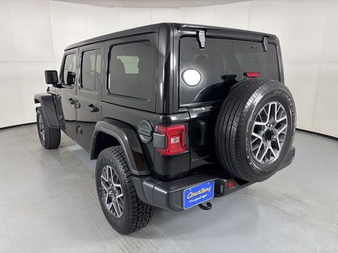 Used 2025 Jeep Wrangler Unlimited Sahara AWD/4WD image 6