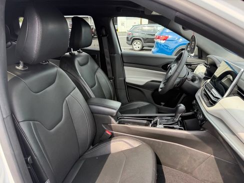 Used 2025 Jeep Compass Limited w/ Elite Group AWD/4WD image 8