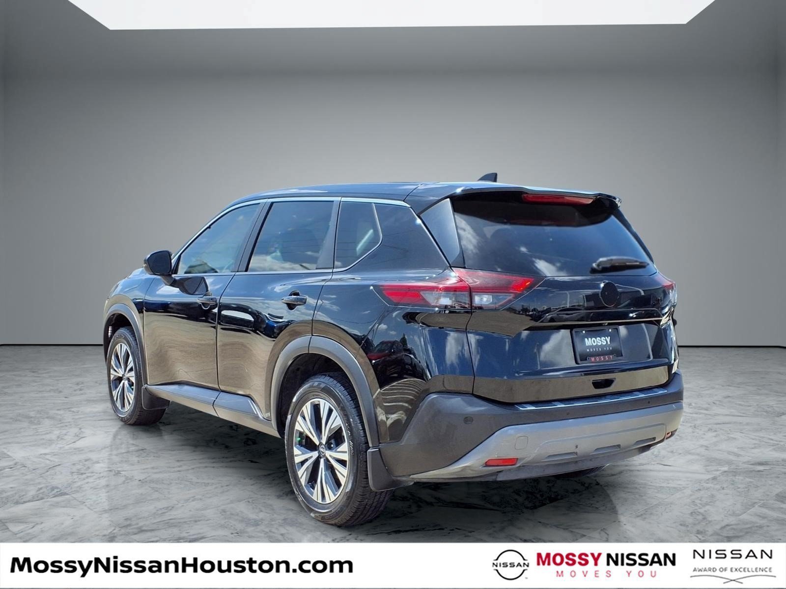 Used 2023 Nissan Rogue SV FWD image 2