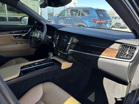 Used 2017 Volvo S90 T6 Momentum w/ Vision Package image 29