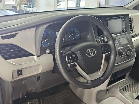 Used 2018 Toyota Sienna LE w/ Carpet Mat Package FWD image 21