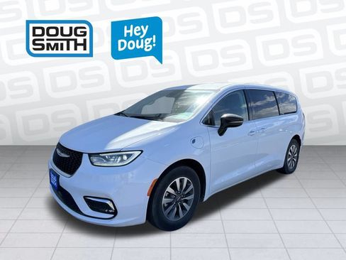 Used 2024 Chrysler Pacifica Limited FWD image 1