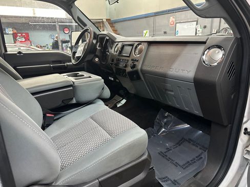 Used 2011 Ford F250 XLT w/ Snow Plow Prep Pkg image 19