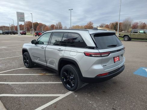 New 2025 Jeep Grand Cherokee 4WD image 13